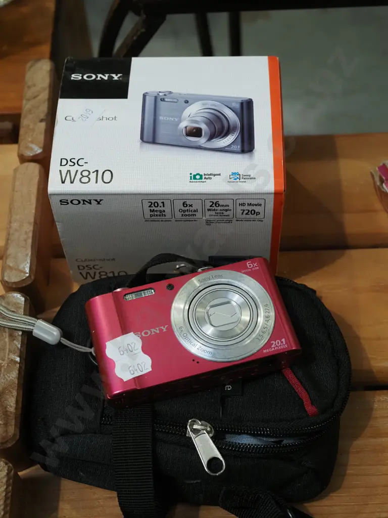Sony cyber shot digital camera and case - no  charger Image 1++