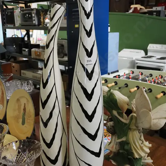 2x tall black and white zebra striped vases Tallest H650