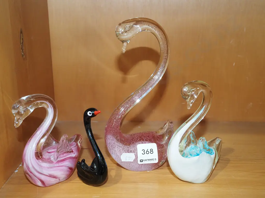 4x studio glass swans H200 Image 1++