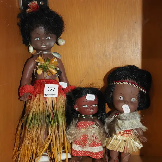 3x ethnic souvenir dolls