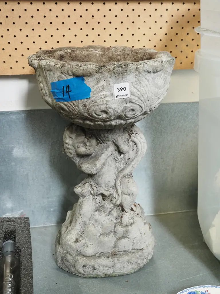 concrete figural planter/jardiniere H440 Image 1++