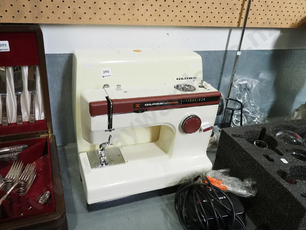 Globe Cub 7 electronic sewing machine Image 1++