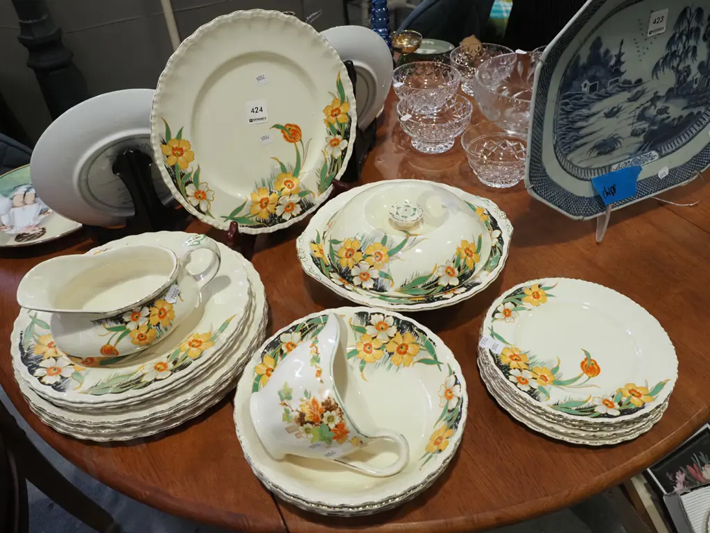 Grindley  daffodil plates, bowls, lidded veges, jugs Image 1++