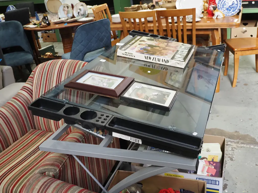 metal based adjustable glass top artist/draughting table H820 W1030 D605 Image 1++