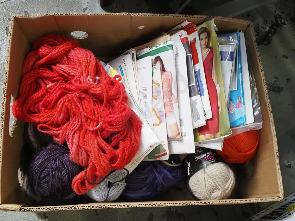box; knitting yarn, sewing patterns Image 1++