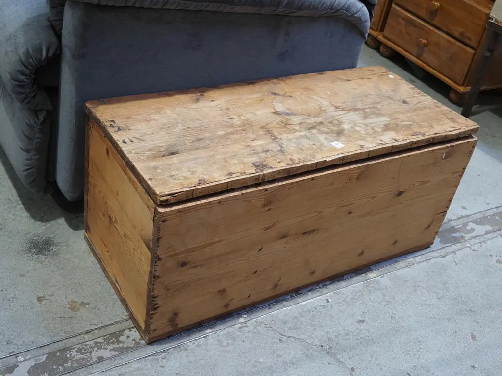 rustic cedar lidded box H410 W920 D400 Image 1++