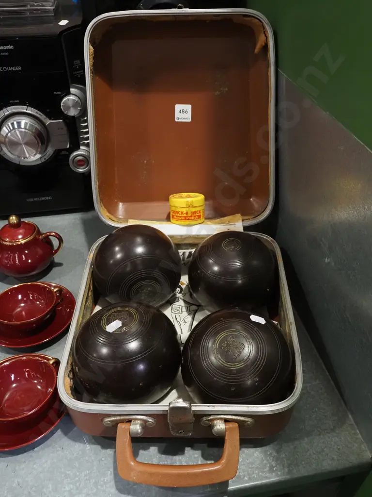 small suitcase, 4x lawn bowls Image 1++