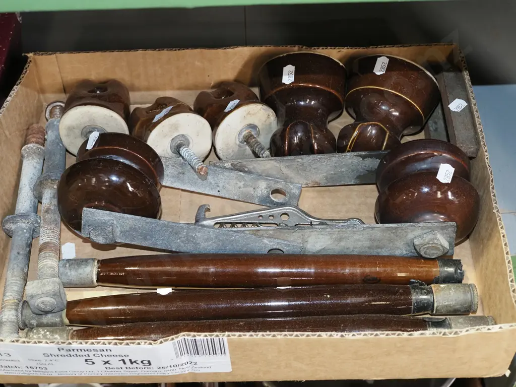 box; electrical insulators Image 1++