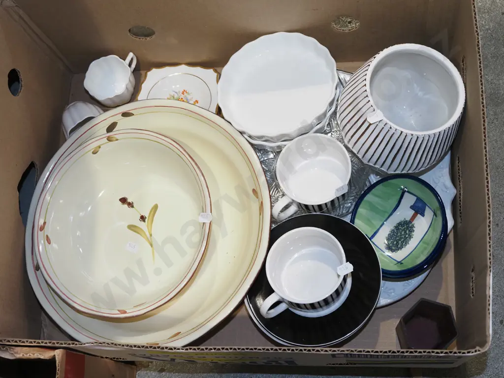 box; bowls, cups, saucers etc Image 1++