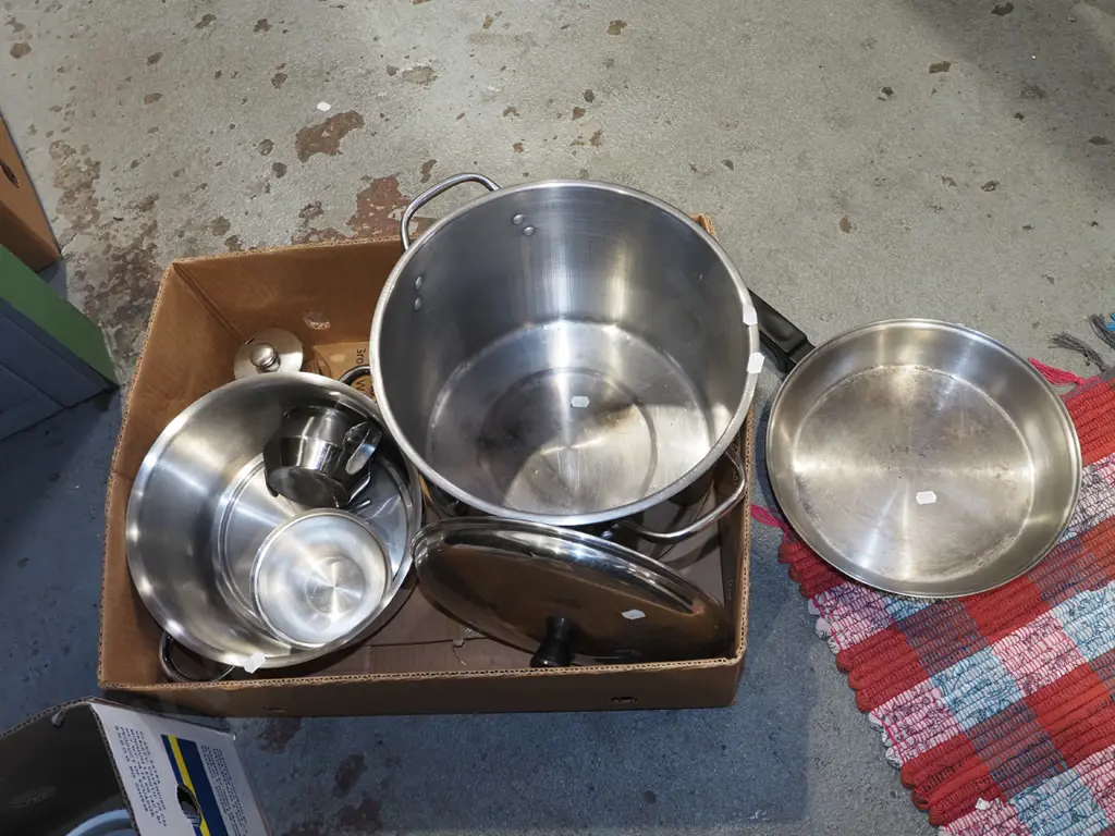 box; stock pots, pans Image 1++