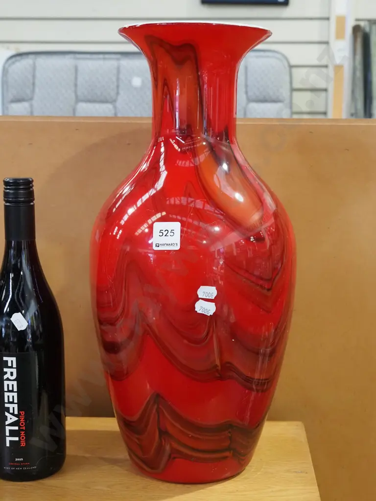 squirrel patterned red glass vase H440 Image 1++