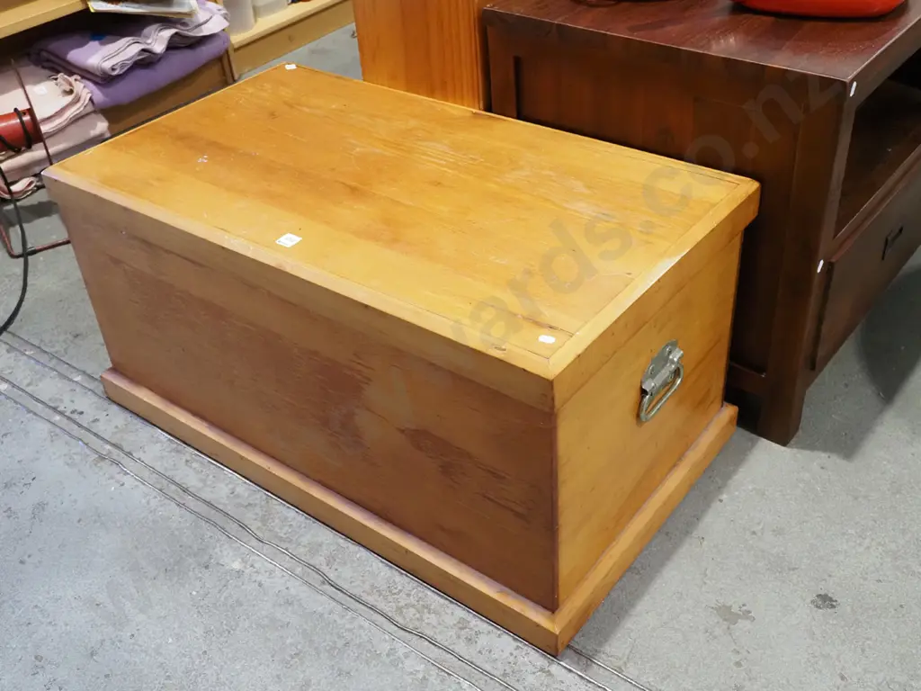 rimu blanket box H450 W910 D510 Image 1++