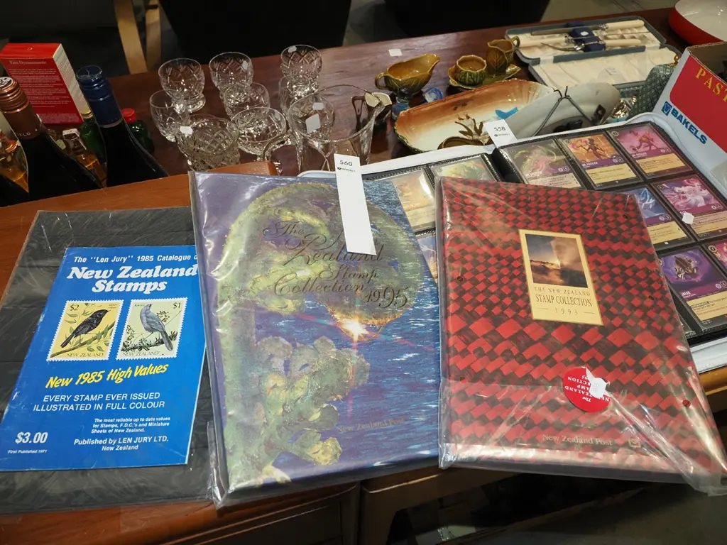2x stamp albums Image 1++