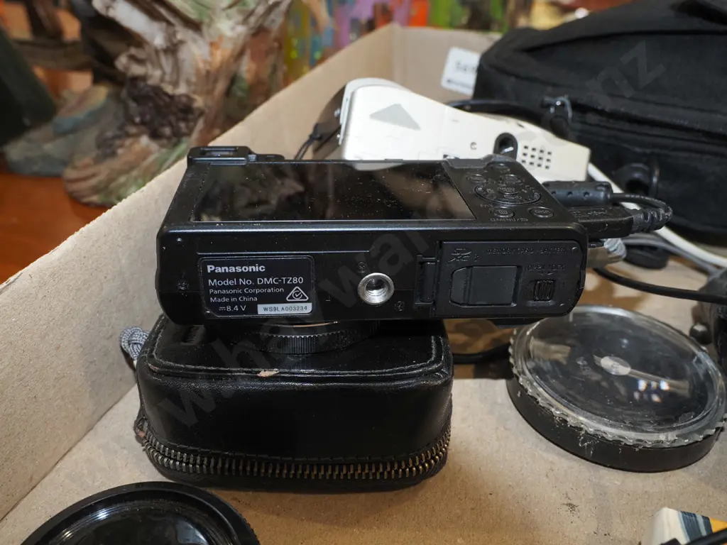 box; Luminex digital camera, HP camera, flash etc Image 1++