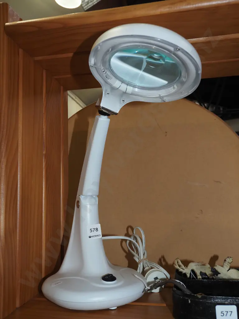 illuminated desk top adjustable magnifying glass Image 1++