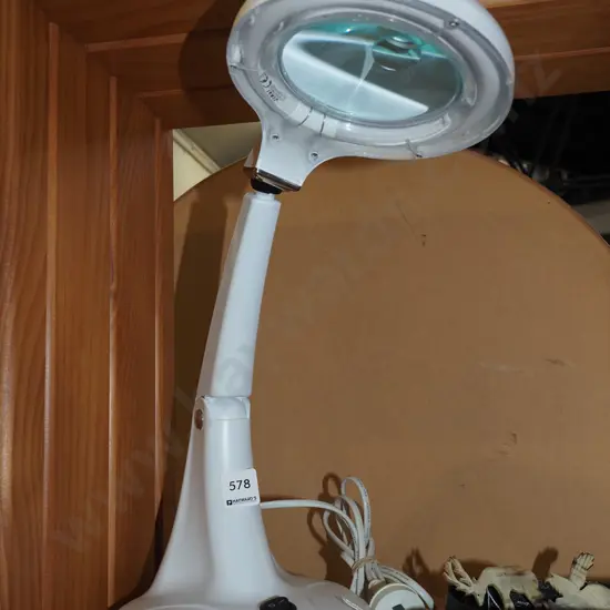 illuminated desk top adjustable magnifying glass