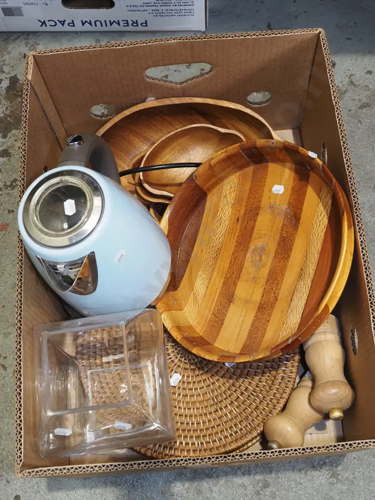 box; wooden dolls, kettle, placemats etc Image 1++