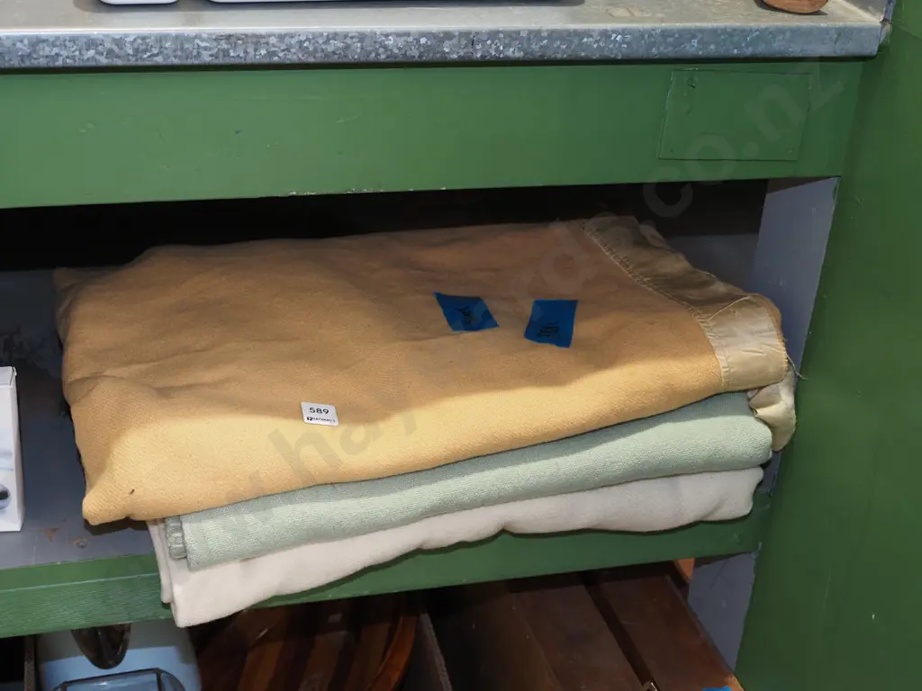 3x woollen blankets - wear Image 1++