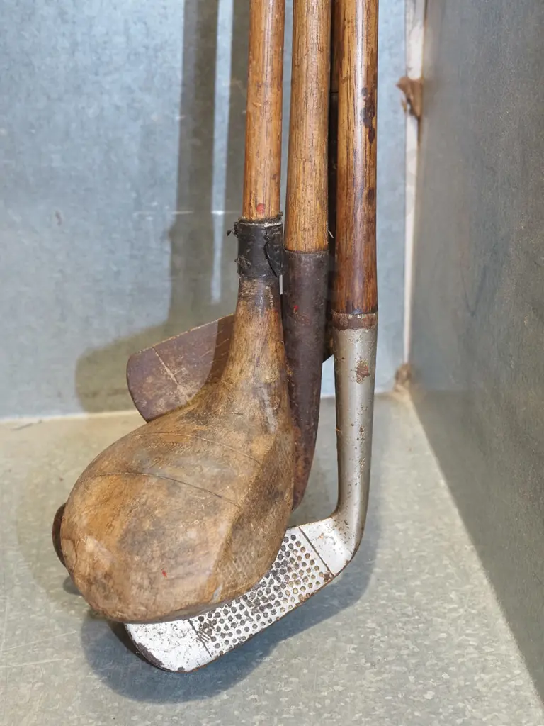bundle of vintage golf clubs Image 1++