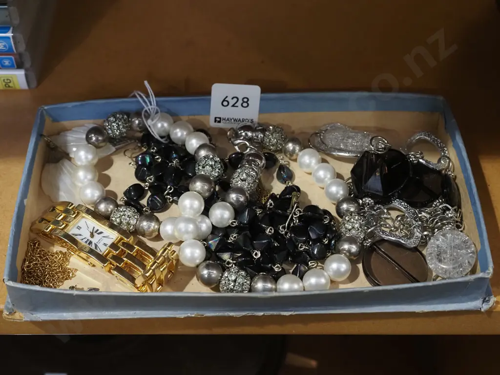 tray of costume jewellery Image 1++