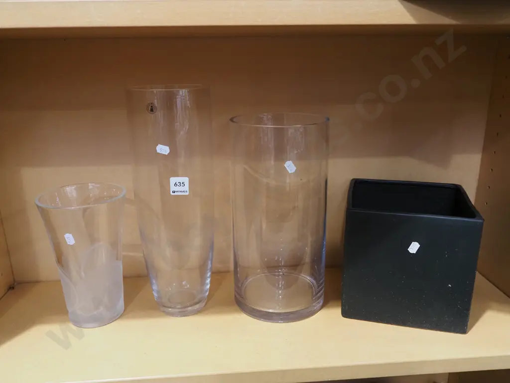 black ceramic jardiniere, 3x glass vases H350 Image 1++