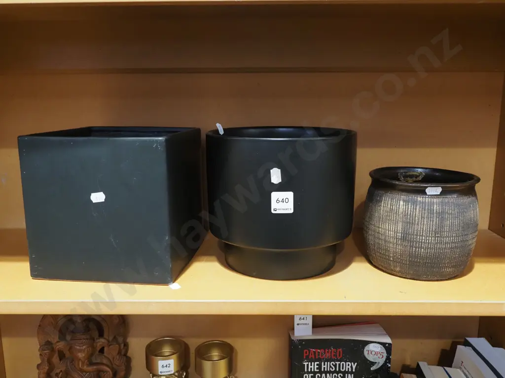 1x pottery jardiniere, 2x black ceramic jardinieres H180 Image 1++