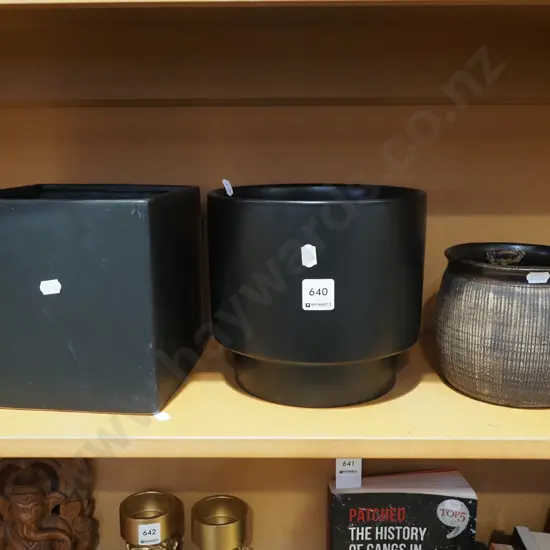 1x pottery jardiniere, 2x black ceramic jardinieres H180