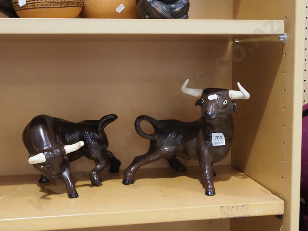 2x ceramic bull figurines H220 Image 1++