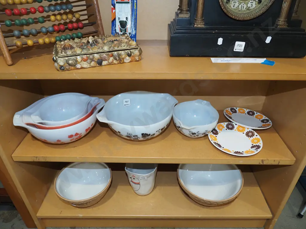 retro pyrex bowls, 2x Crown Lynn plates Image 1++