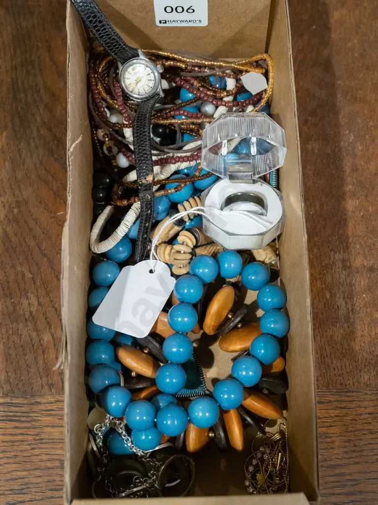 box of costume jewellery Image 1++
