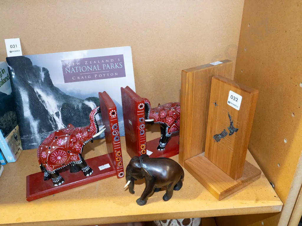 elephant bookends, elephant figurine - missing 1 tusk, NZ souvenir ware Image 1++