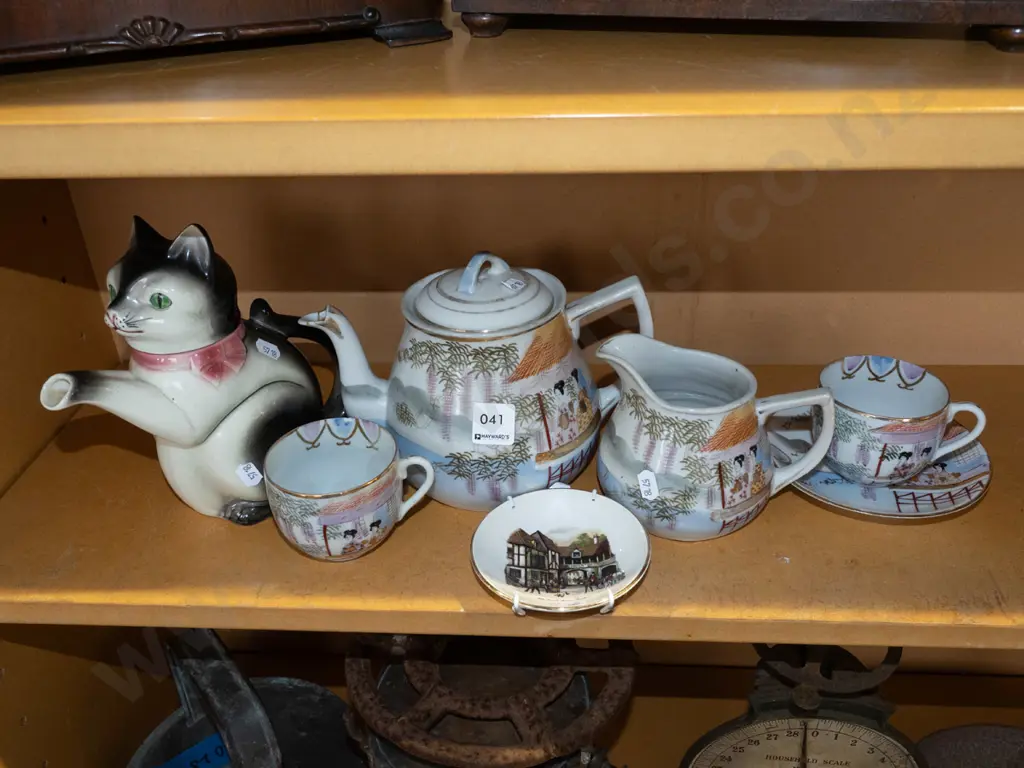 shelf; retro cat themed teapot - crazing, Asian teapot, jug etc Image 1++