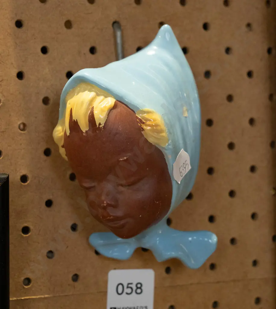 small ceramic wall hanging head H120 Image 1++