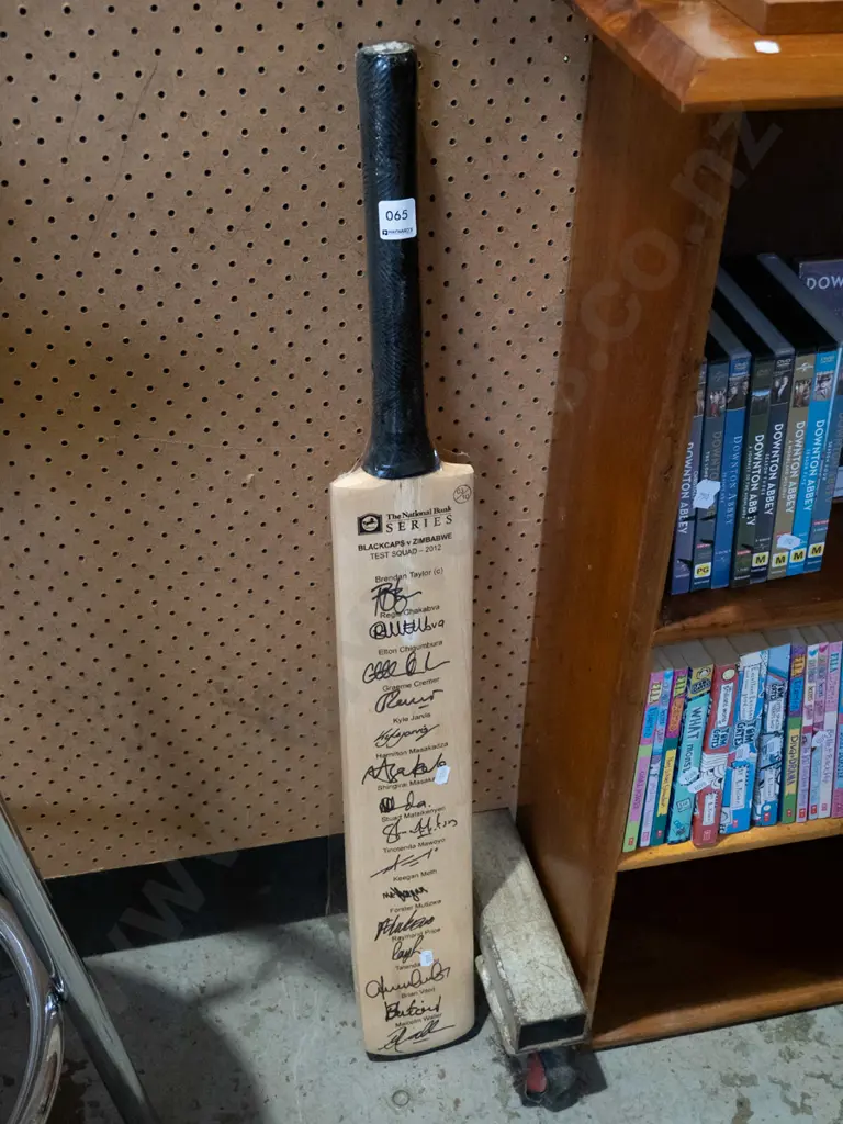 Blacks Caps vs Zimbabwe 2012 signed cricket bat Image 1++