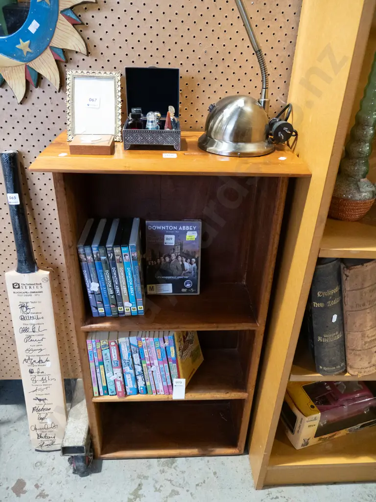 mahogany bookcase H900 W500 D220 Image 1++