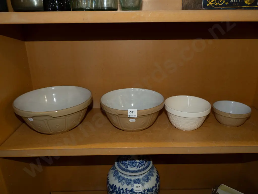 4x graduated mixing bowls - 1 has crack Diam240 Image 1++