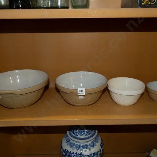 4x graduated mixing bowls - 1 has crack Diam240