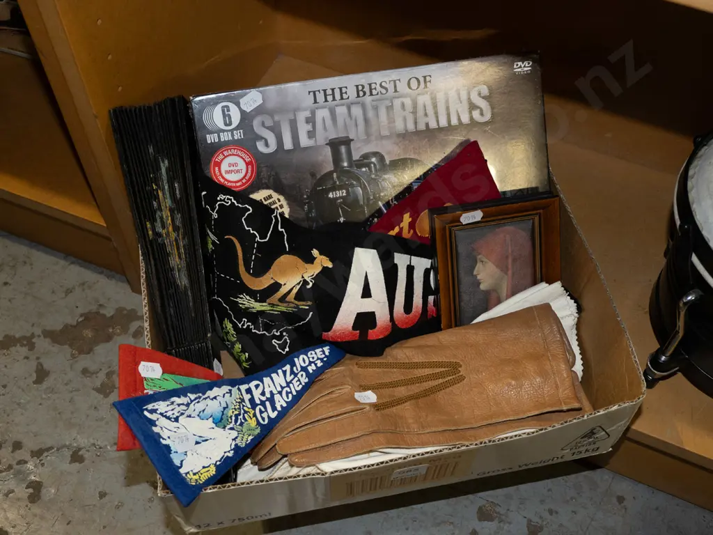 box; DVDs, pennants, gloves etc Image 1++
