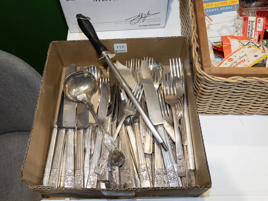 box of cutlery Image 1++