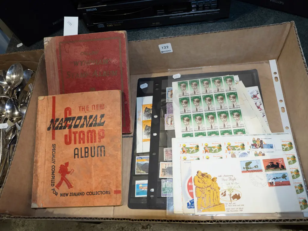 box; stamp albums, stamps Image 1++