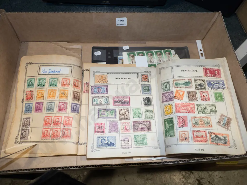 box; stamp albums, stamps Image 1++