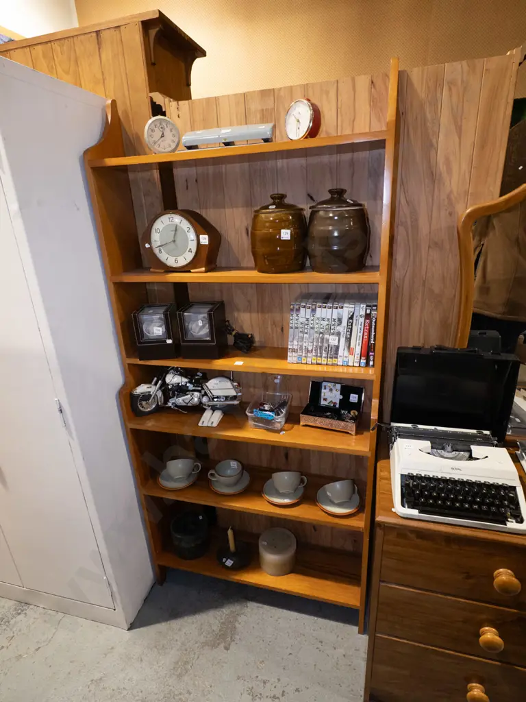 solid rimu bookcase H1800 W840 D240 Image 1++