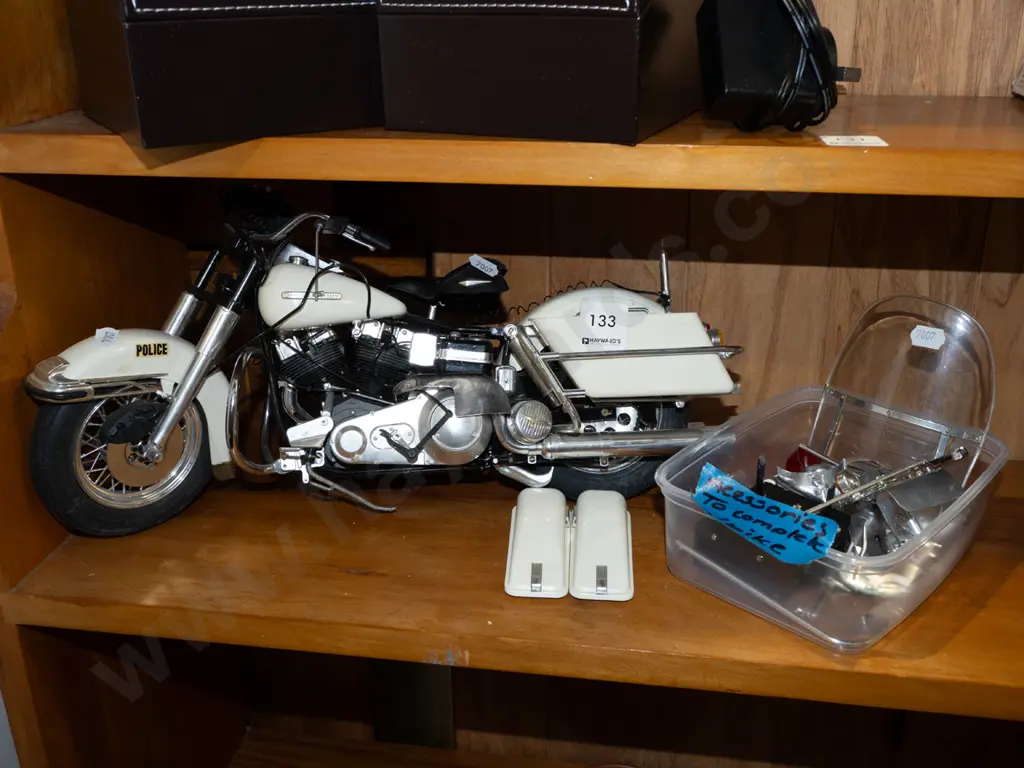 model Harley Davidson police bike and accessories Image 1++