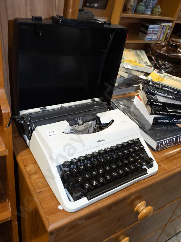 Royal portable typewriter Image 1++