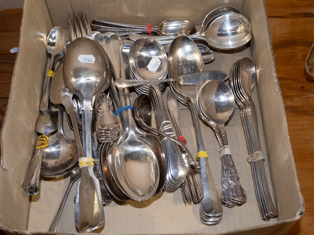 box of cutlery Image 1++
