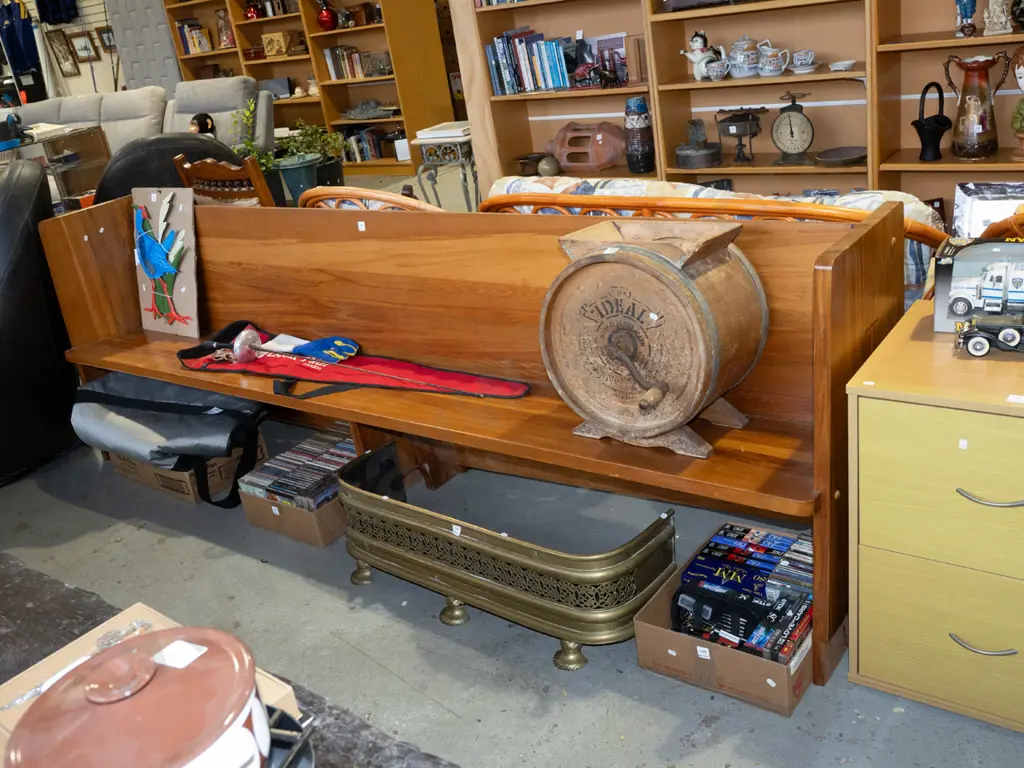 solid rimu church pew H860 W2620 D600 Image 1++