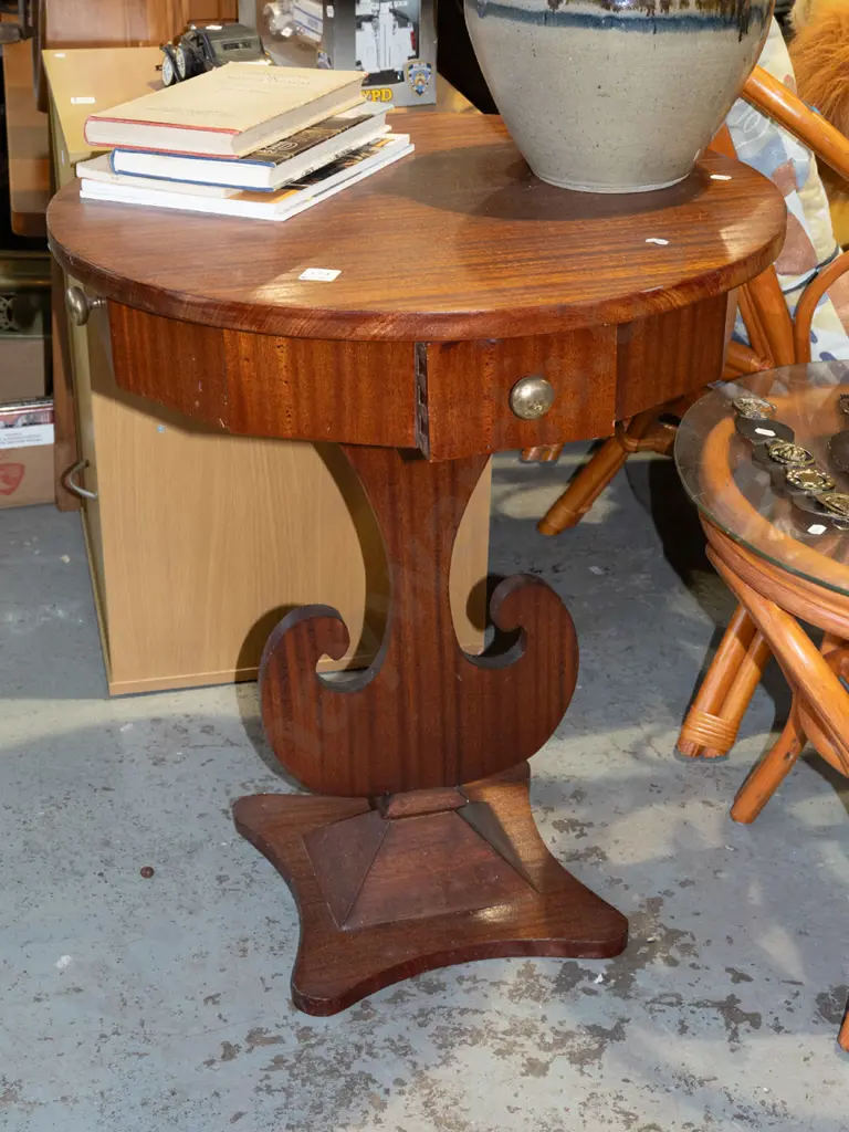mahogany pedestal lamp table with 2 drawers - has significant wobble H700 Diam590 Image 1++
