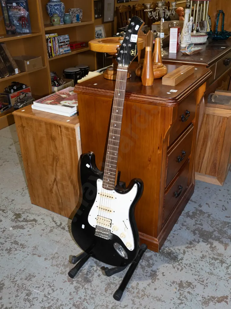 Hondo-877 electric guitar and stand Image 1++