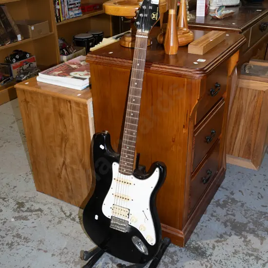 Hondo-877 electric guitar and stand