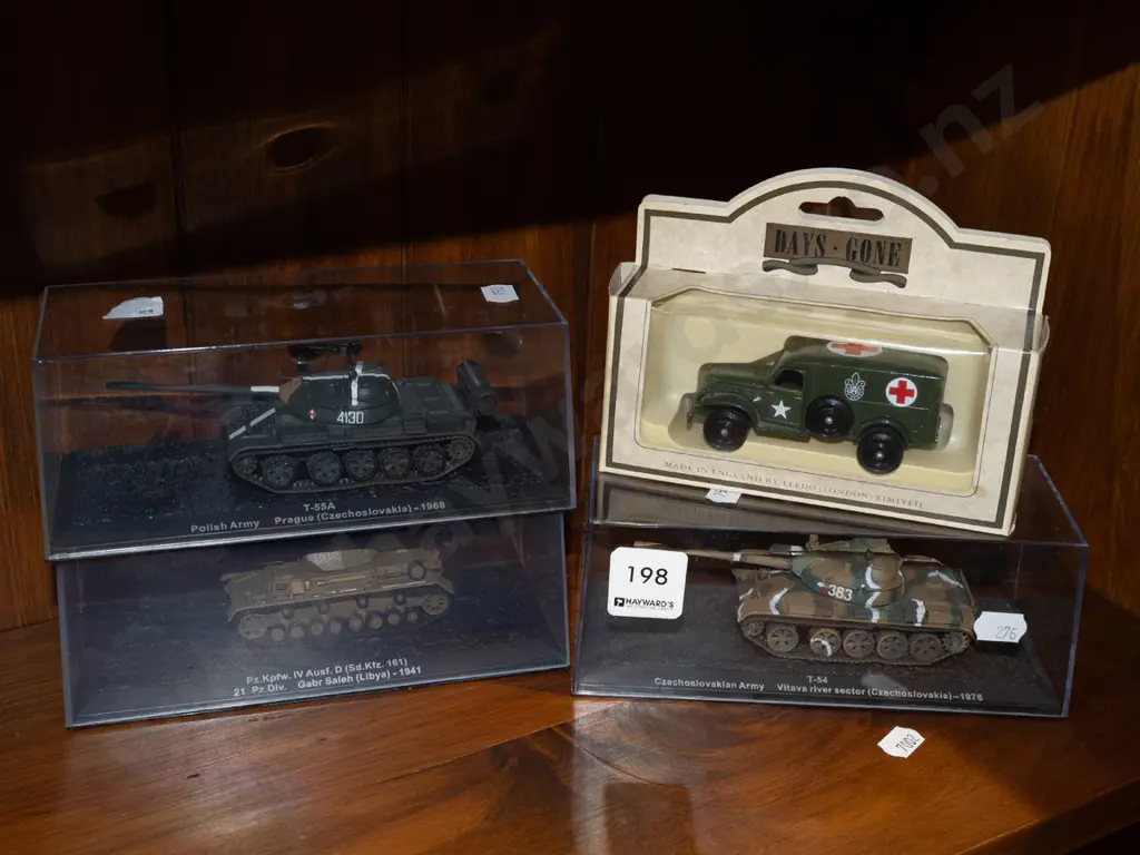 Days Gone field ambulance, 3x model tanks in plastic cases Image 1++